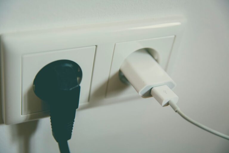 Changer une prise électrique en sécurité : guide pratique et précautions essentielles