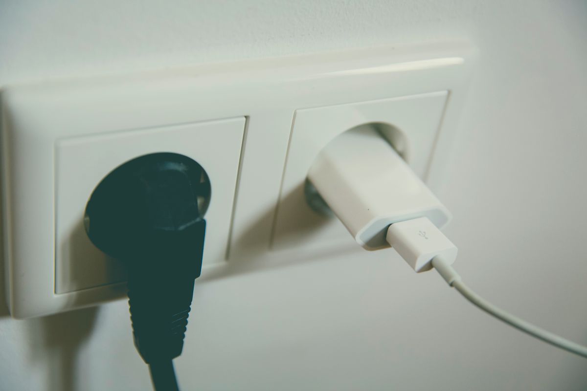 Changer une prise électrique en sécurité : guide pratique et précautions essentielles