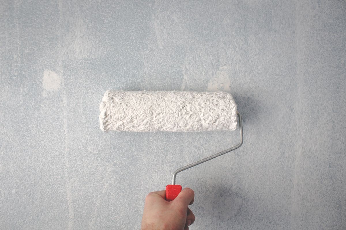 Peindre un plafond sans traces : méthode efficace et conseils d’expert